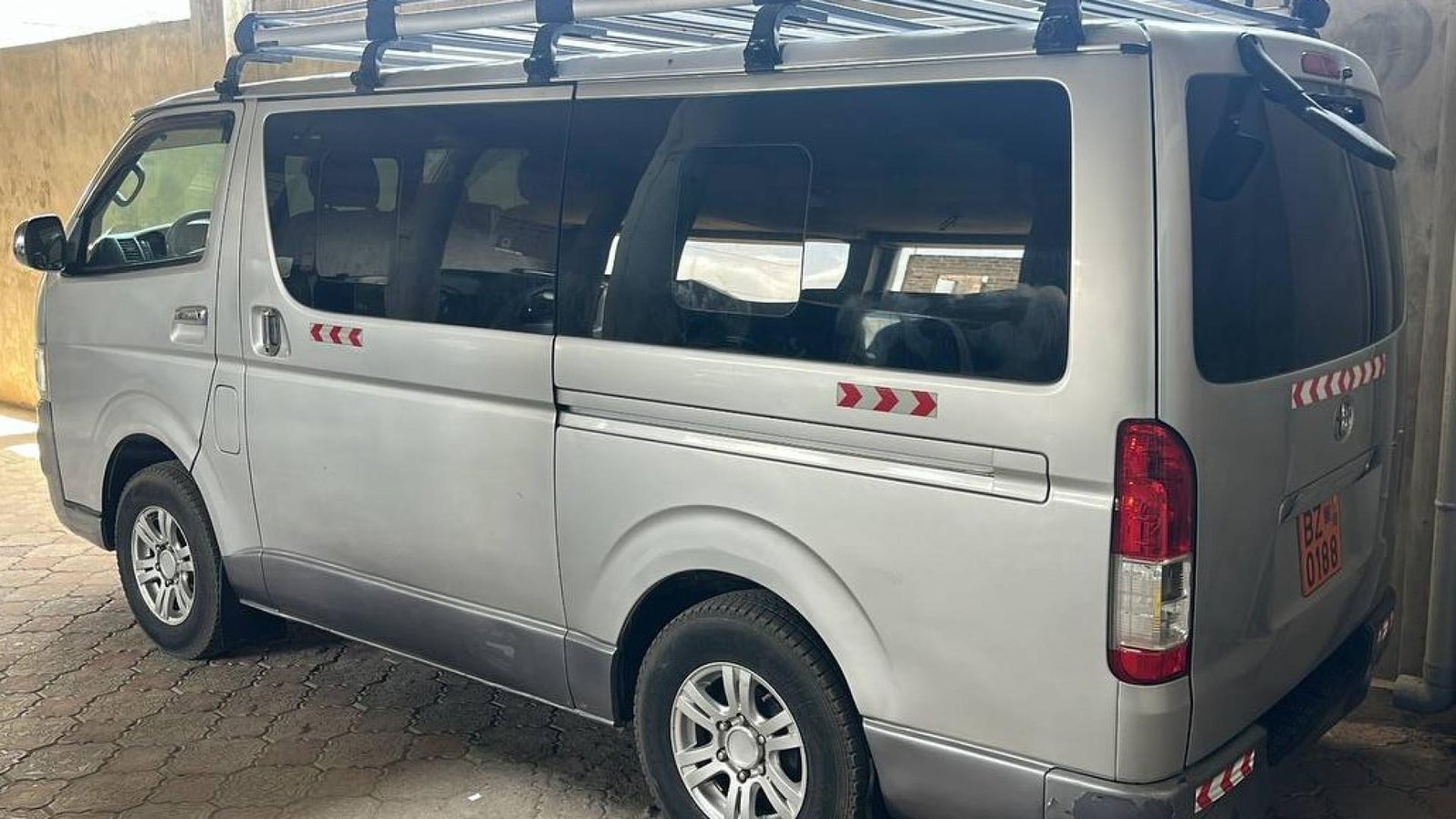 MINI BUS BZ 0188 RB (pour une location au sud du Bénin)