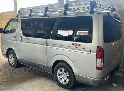 MINI BUS BZ 0188 RB (pour une location au sud du Bénin)