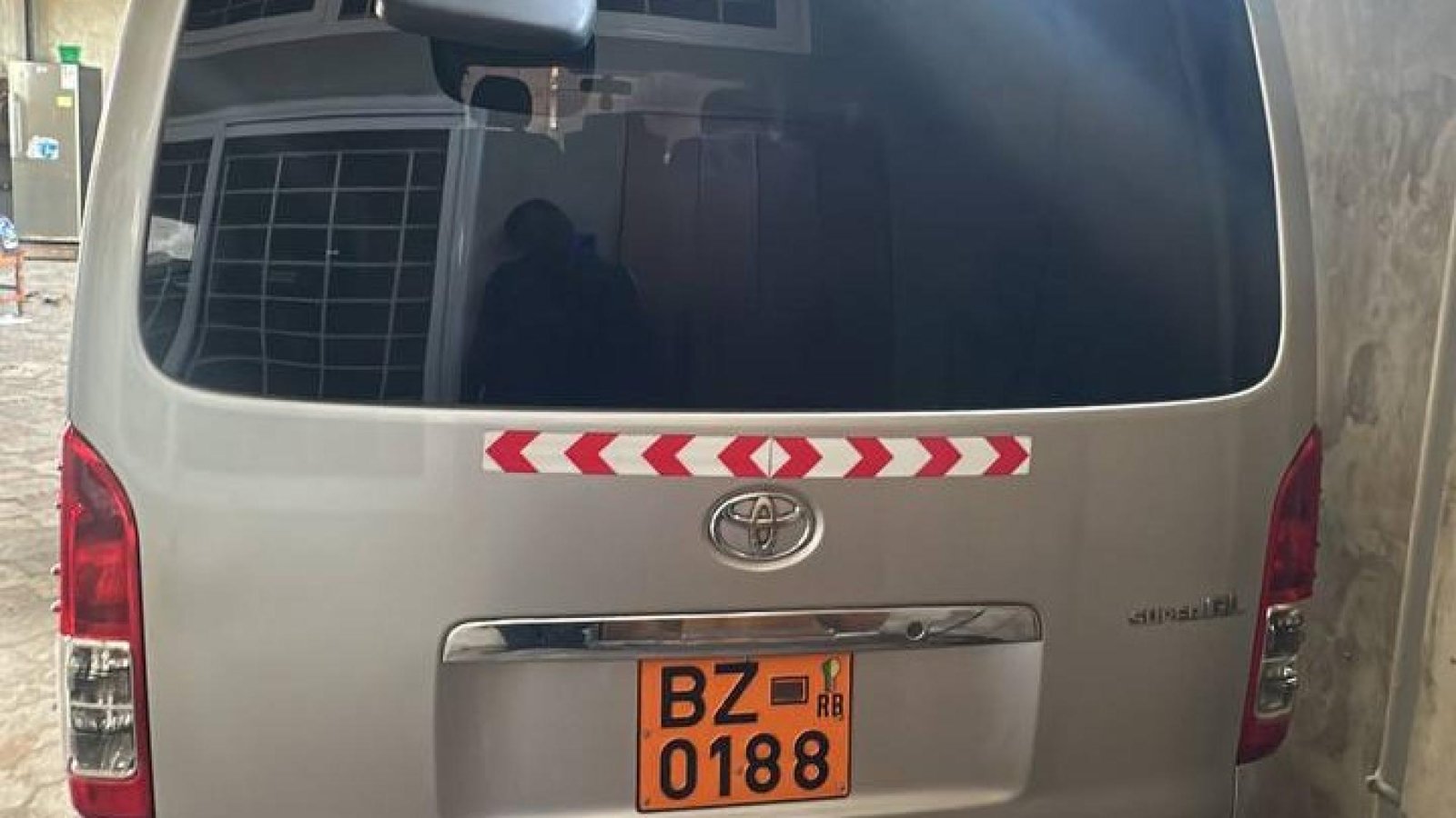 MINI BUS BZ 0188 RB (pour une location au sud du Bénin)