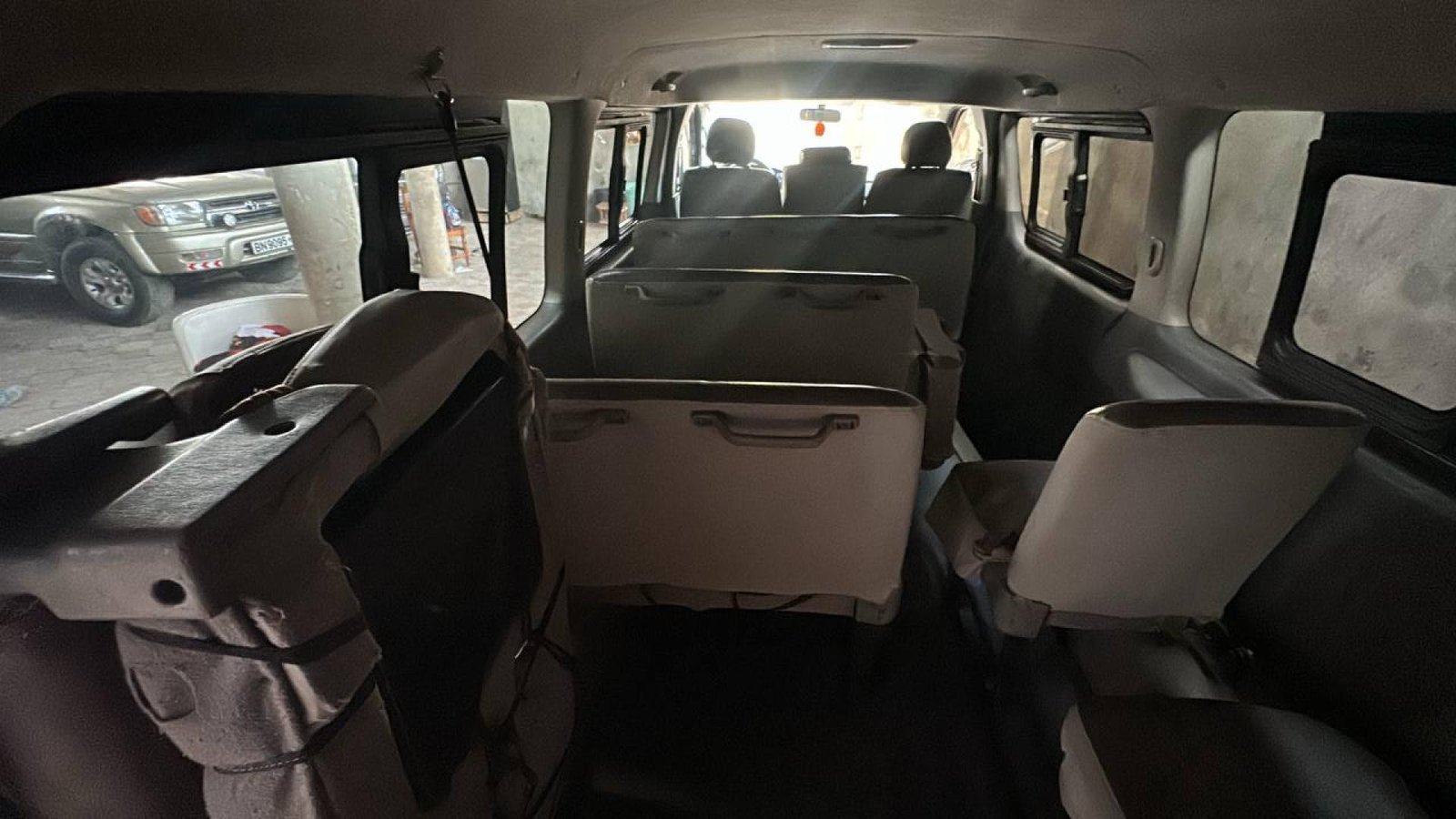 MINI BUS CE 7897 RB (pour une location au sud du Bénin)