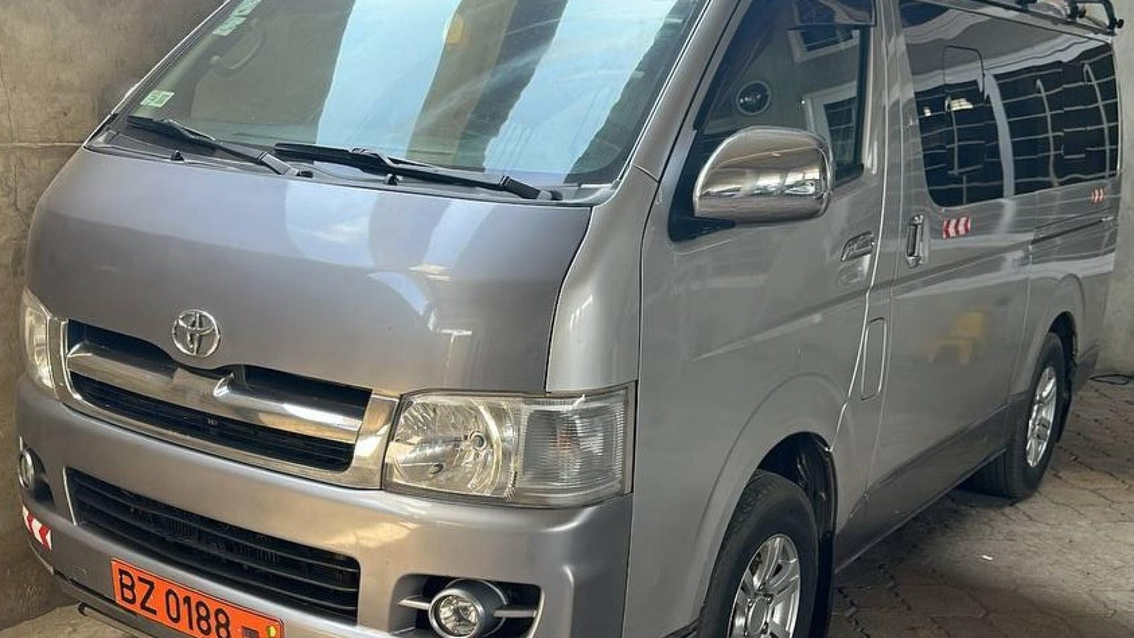 MINI BUS BZ 0188 RB (pour une location au sud du Bénin)