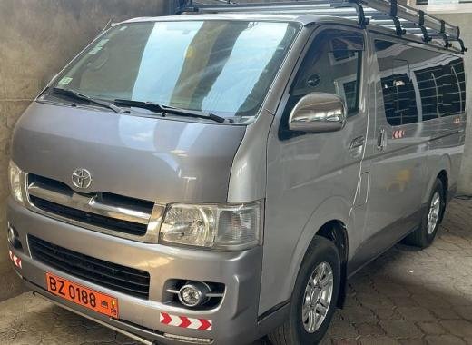 MINI BUS BZ 0188 RB (pour une location au sud du Bénin)