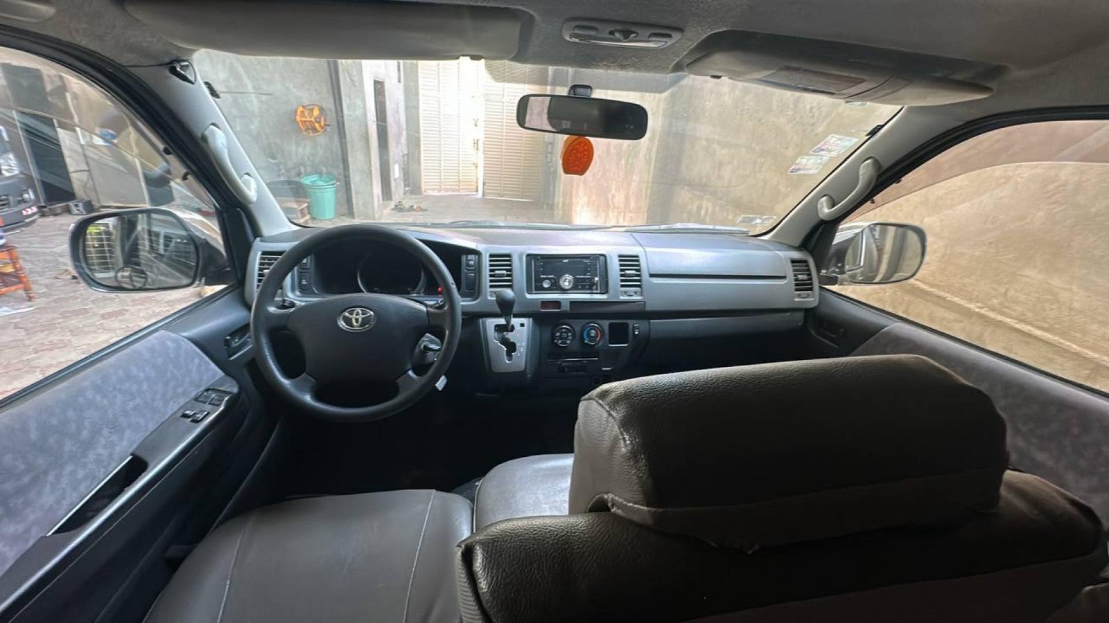 MINI BUS CE 7897 RB (pour une location au sud du Bénin)