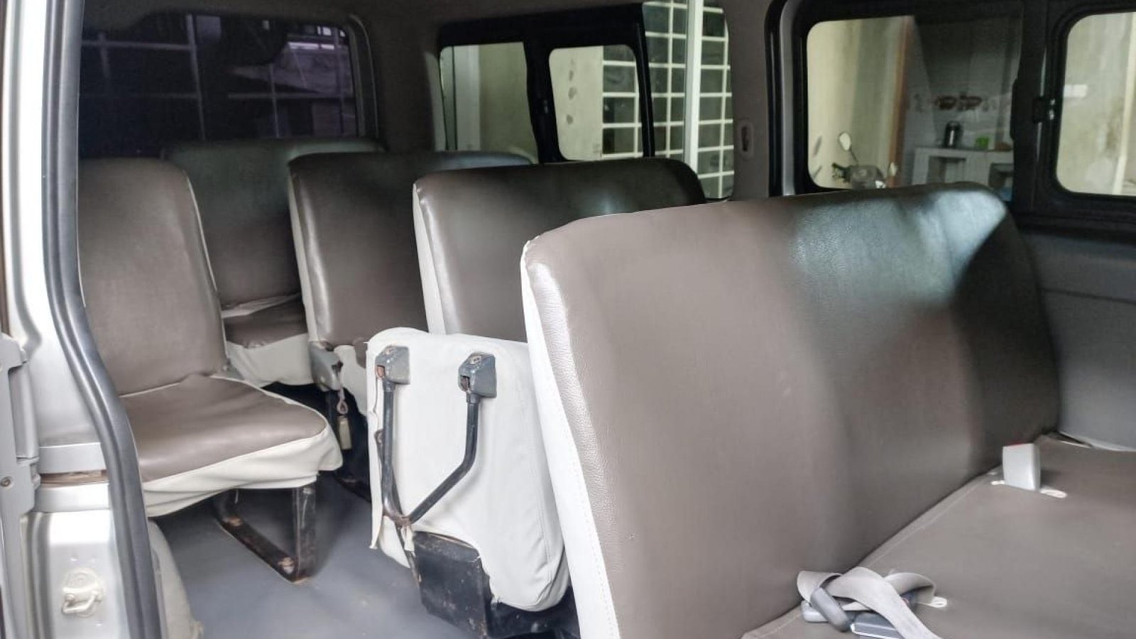 MINI BUS BZ 0188 RB (pour une location au sud du Bénin)